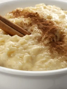 Un cuenco con arroz con leche