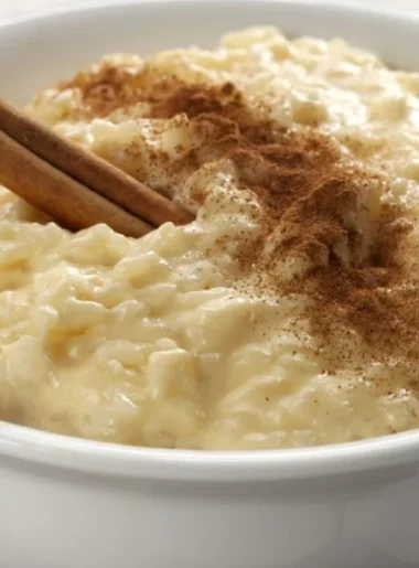 Un cuenco con arroz con leche