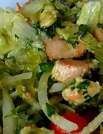 Ensalada fresca de pollo, aguacate y cítricos.