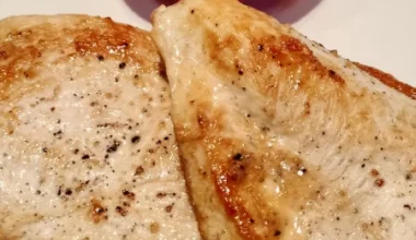 Dos filetes de pechuga de pollo a la plancha con tomate asado.