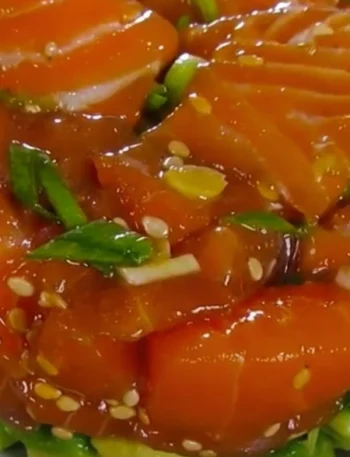 Tartar de salmón con aguacate y sésamo.