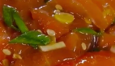 Tartar de salmón con aguacate y sésamo.