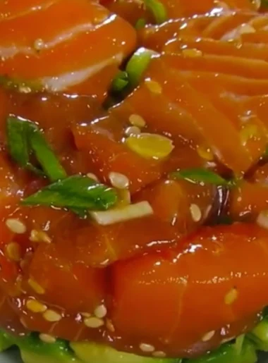 Tartar de salmón con aguacate y sésamo.