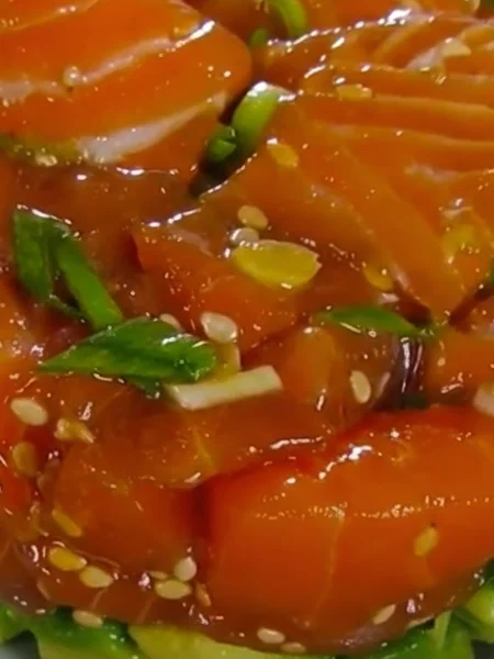 Tartar de salmón con aguacate y sésamo.