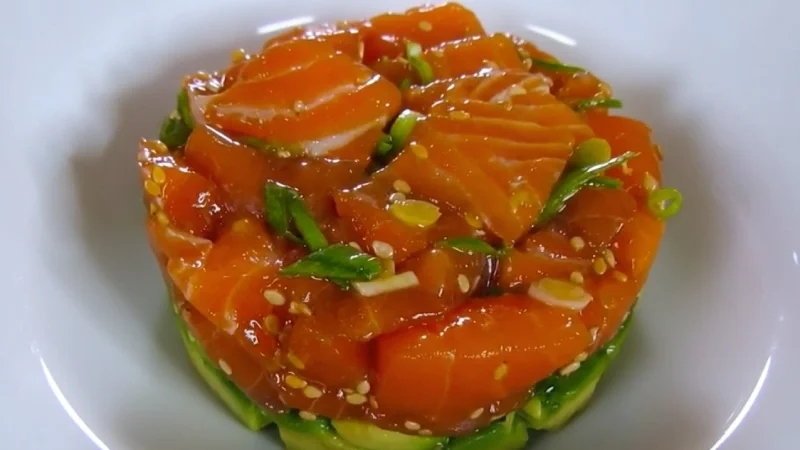 Un plato con tartar de salmón con aguacate